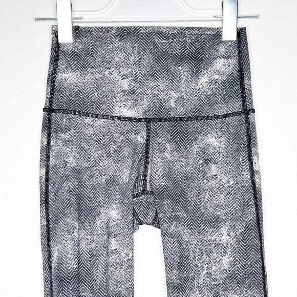 LULULEMON Essential Rhythm Crop Tight Pant Mid Rise Diffusion White Black Size 4 - Picture 6 of 13